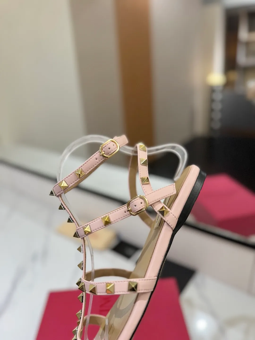 👟👟Ex-factory price 520👟👟 Valentino/Valentino rivet VT classic ankle-wrap rivet sandals, timeless 🆕 deeply rooted in people's hearts❤️A must-have item that never goes out of style🫰top replica! The side curves are perfect, the original molded custom-made rust-free rivets, and the textured hardware bring out a full sense of high-end, giving you a genuine foot feel! The first choice for high-end customers❤️ [Material] Upper: Original imported customized cowhide Inner lining: Original imported goatskin Outsole: Imported pearlescent leather outsole Code number: 35-39 [34, 40, 41, 42 are custom-made and cannot be returned or exchanged]